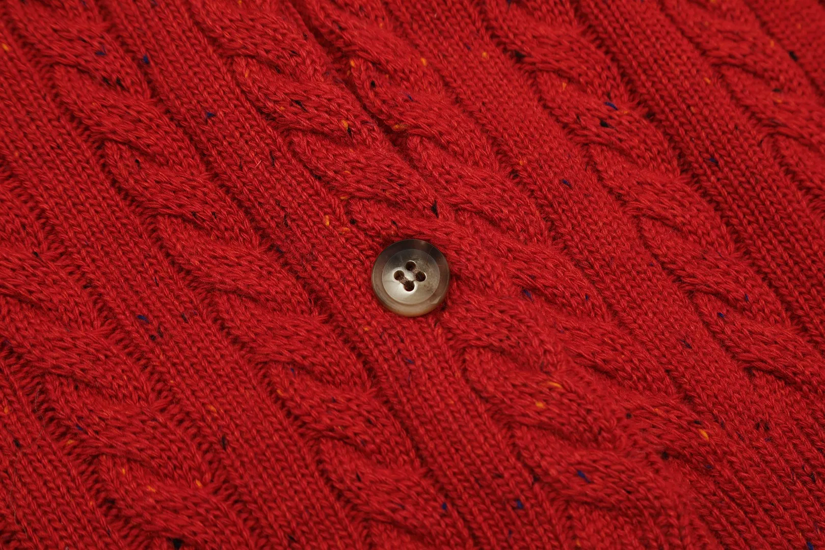 P230 Top quality" Style number: DS018# [Ralph Lauren wool blended pony embroidered logo twist knitted cardigan] ✅Ralph Lauren gradient multi-color dot versatile knitted cardigan jacket for all seasons ✅15% Merino cotton wool 85% wool blend Customized laser buttons Clean and clear texture ✅ZP quality 1:1 version Scan the code to enter the GF website Counter quality ✅Detailed quality The only one in Guangzhou Imported quality wool, focusing on high-end, cost-effective, good quality needless to say ✅The version is restored to the original order, the maximum size can be worn up to 150 pounds, loose, comfortable and stress-free ✅The upper body is simple and easy to match, a must-have for goddess ootd. Good-looking clothes are never picky. A must-have in the goddess's wardrobe. Size: S-L Color: Navy blue, light blue, off-white, leather pink, Christmas red